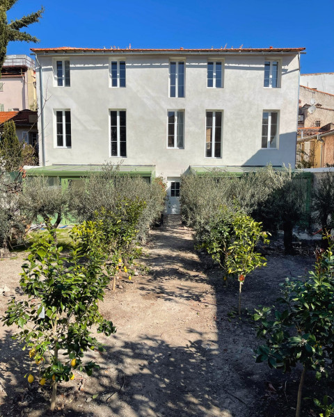 
                                                Vente
                                                 Appartement de 4 pièces sur jardin - Vieil Antibes