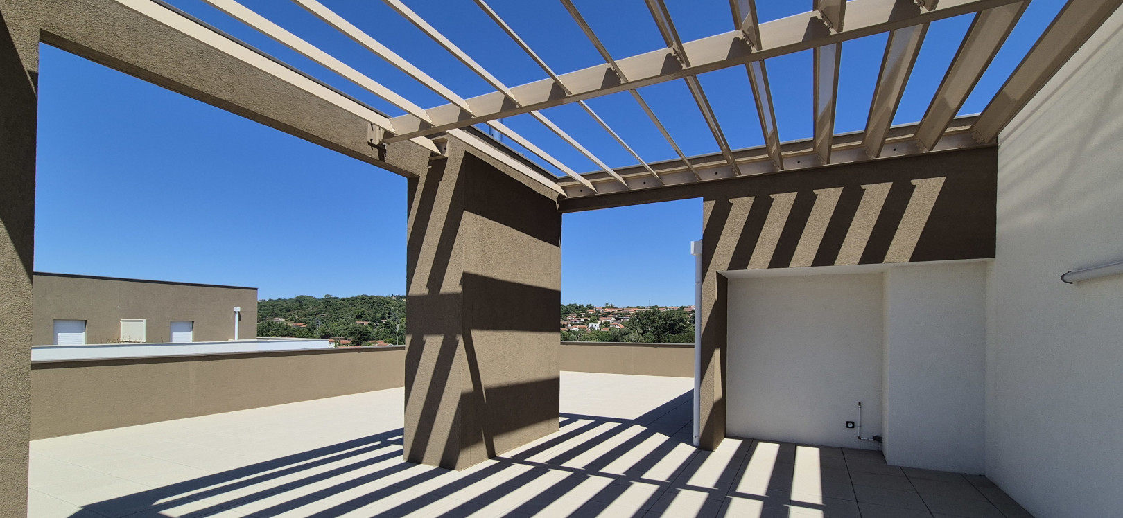 
                                                Vente
                                                 Appartement de 62 m² + terrasse + garage