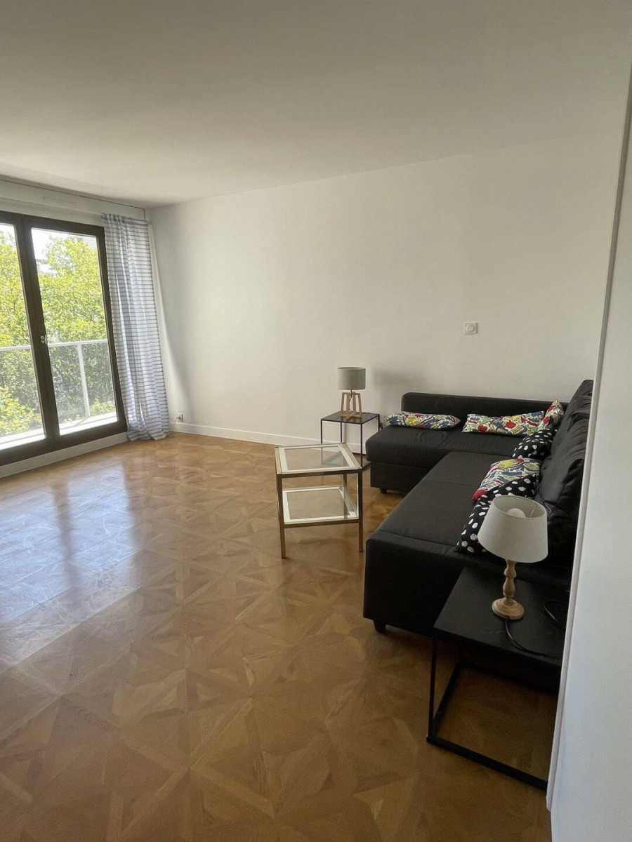 
                                                Location
                                                 Appartement de 93 m² avec 2 Balcons, Vue Dégagée —
