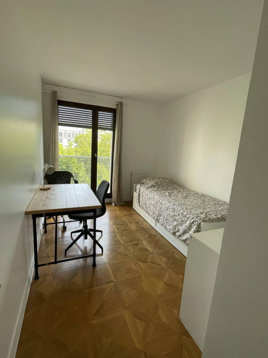 
                                                Location
                                                 Appartement de 93 m² avec 2 Balcons, Vue Dégagée —