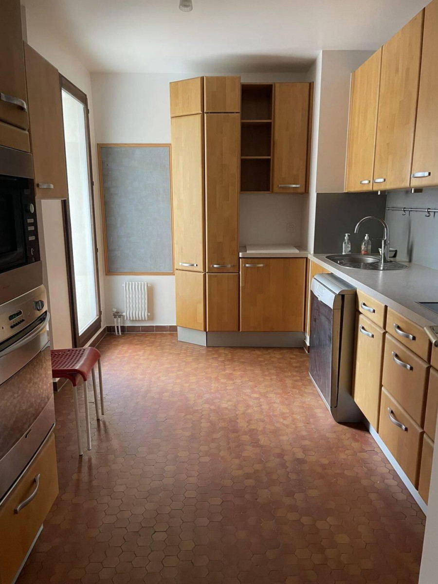 
                                                Location
                                                 Appartement de 93 m² avec 2 Balcons, Vue Dégagée —