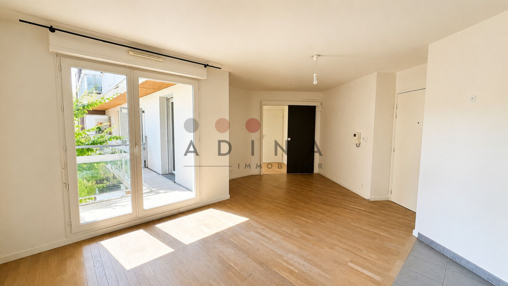 
                                                Vente
                                                 Appartement de Deux Pièces avec Balcon