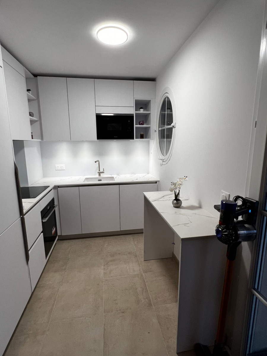 
                                                Location
                                                 Appartement de luxe (loyer tout inclus)