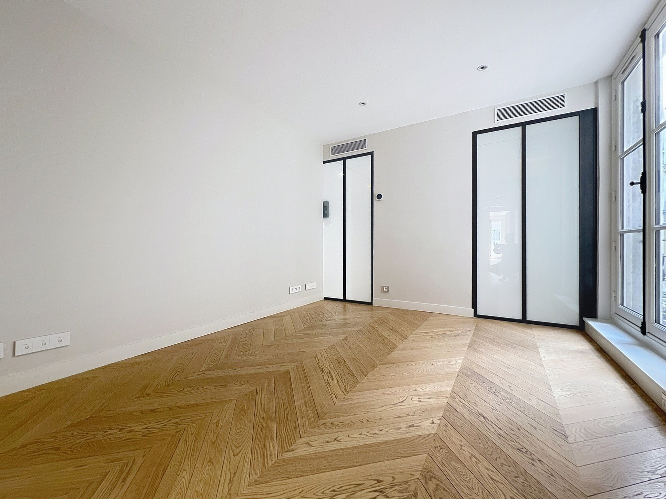 
                                                Vente
                                                 appartement de standing de 204 m² PARIS 8