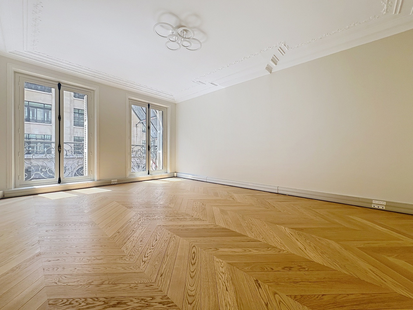 
                                                Vente
                                                 appartement de standing de 204 m² PARIS 8