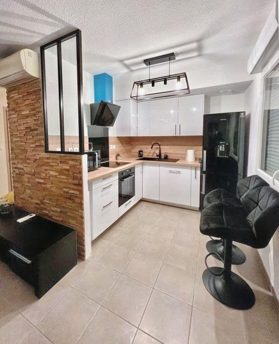 
                                                Location
                                                 Appartement de standing - résidence des costières