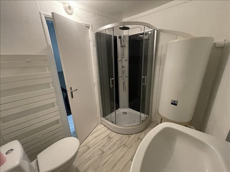 
                                                Location
                                                 Appartement de type 3 refait à neuf