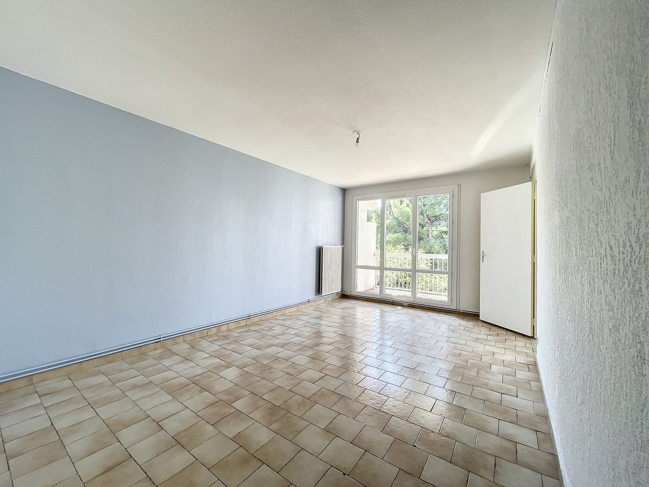 
                                                Location
                                                 Appartement de type 4 - Balcon