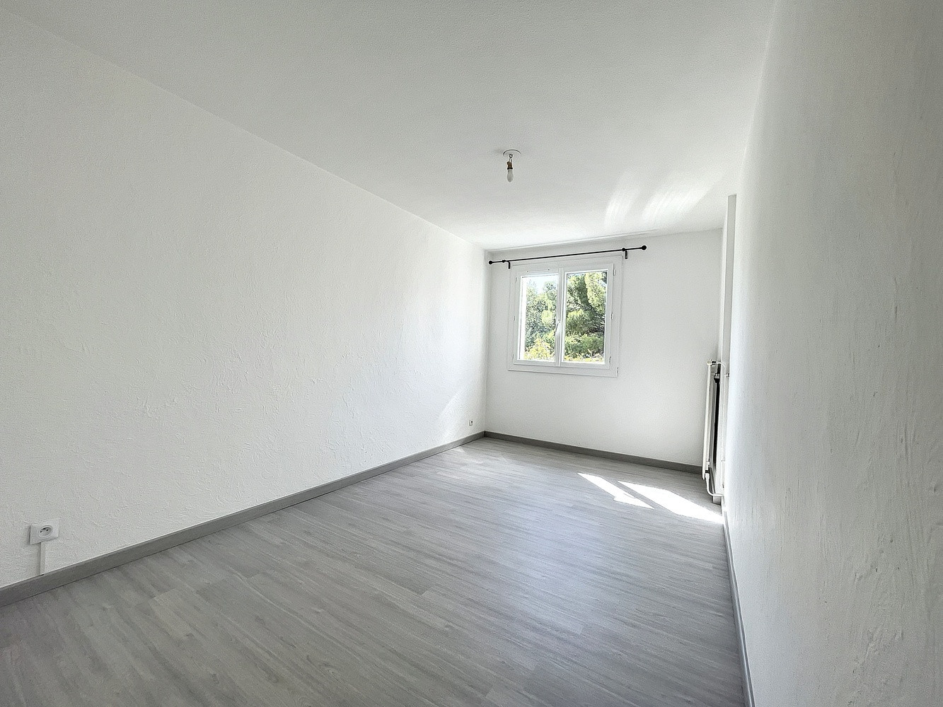 
                                                Location
                                                 Appartement de type 4 - Balcon