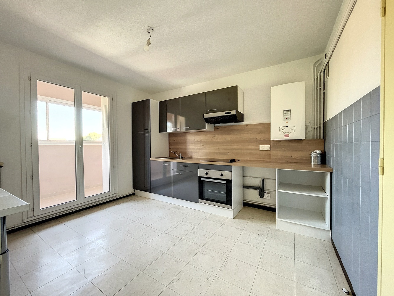 
                                                Location
                                                 Appartement de type 4 - Balcon