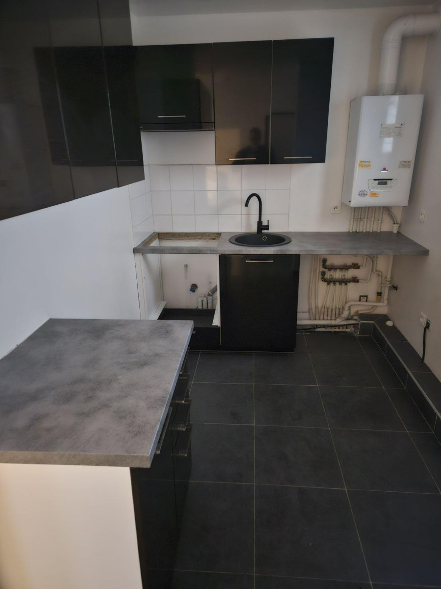 
                                                Location
                                                 Appartement de type f2 face au marche heloise