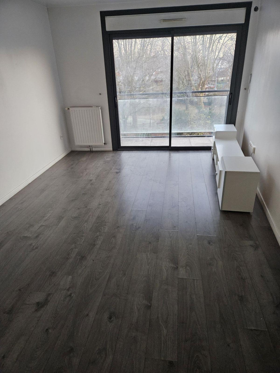 
                                                Location
                                                 Appartement de type f2 face au marche heloise