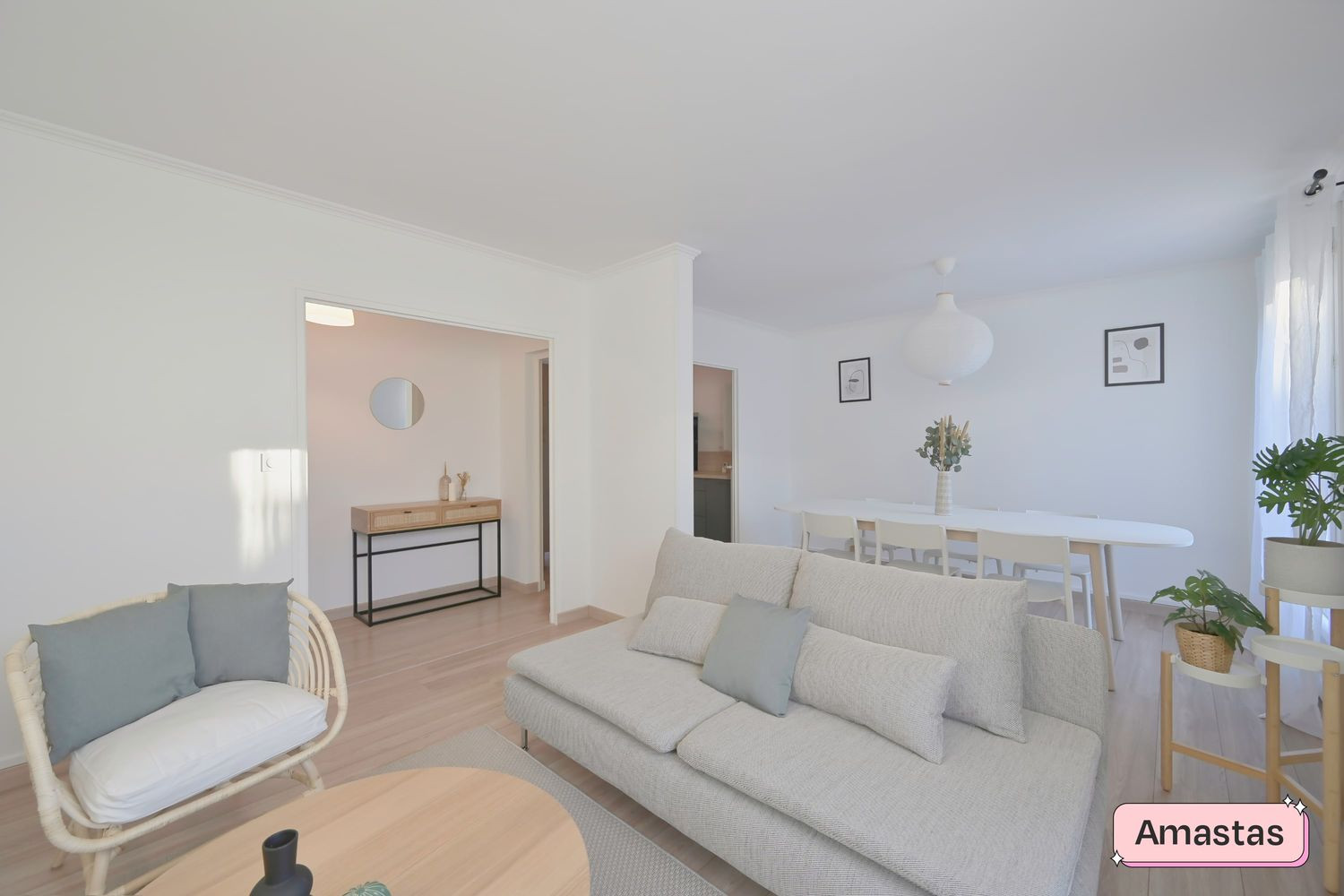 
                                                Location
                                                 Appartement de type F4 entièrement meublé et en très bon état à Valence - 526552