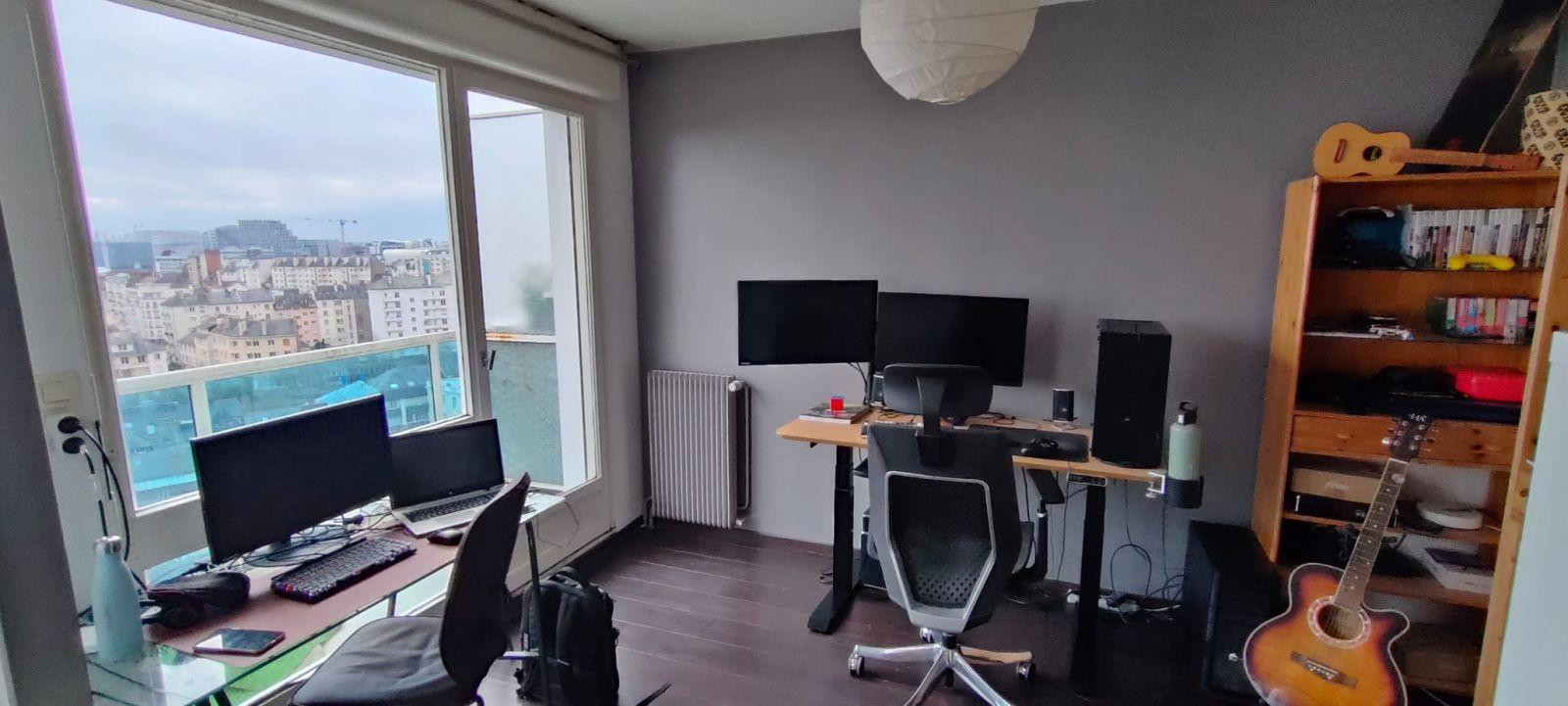 
                                                Location
                                                 Appartement dernier étage belle vue et parking