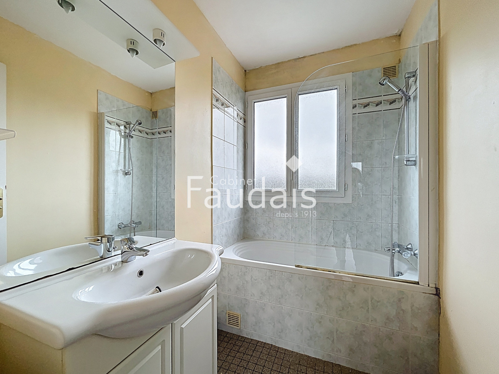 
                                                Vente
                                                 Appartement deux chambres PONT HEBERT