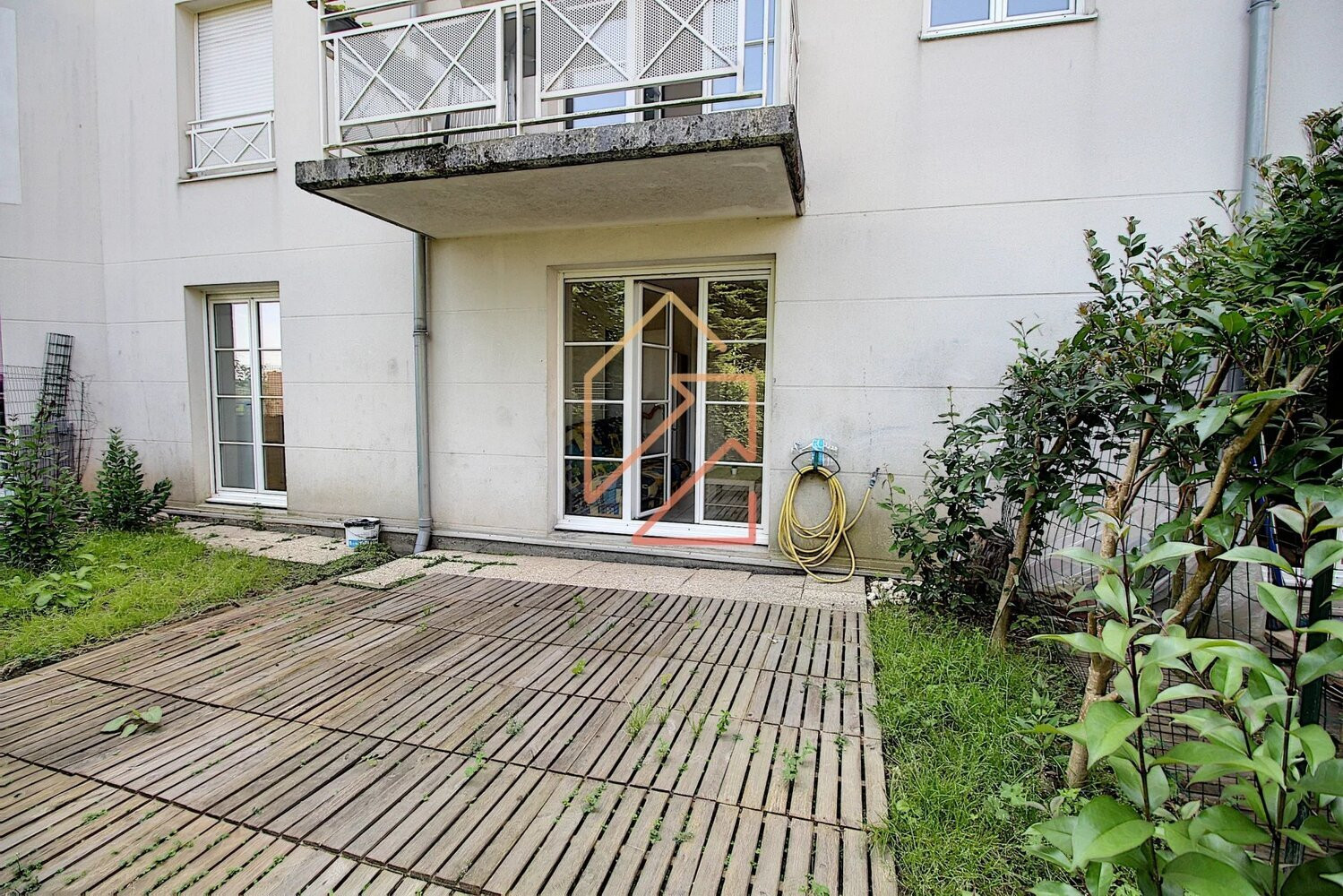 
                                                Location
                                                 Appartement deux pièces avec jardin + parking