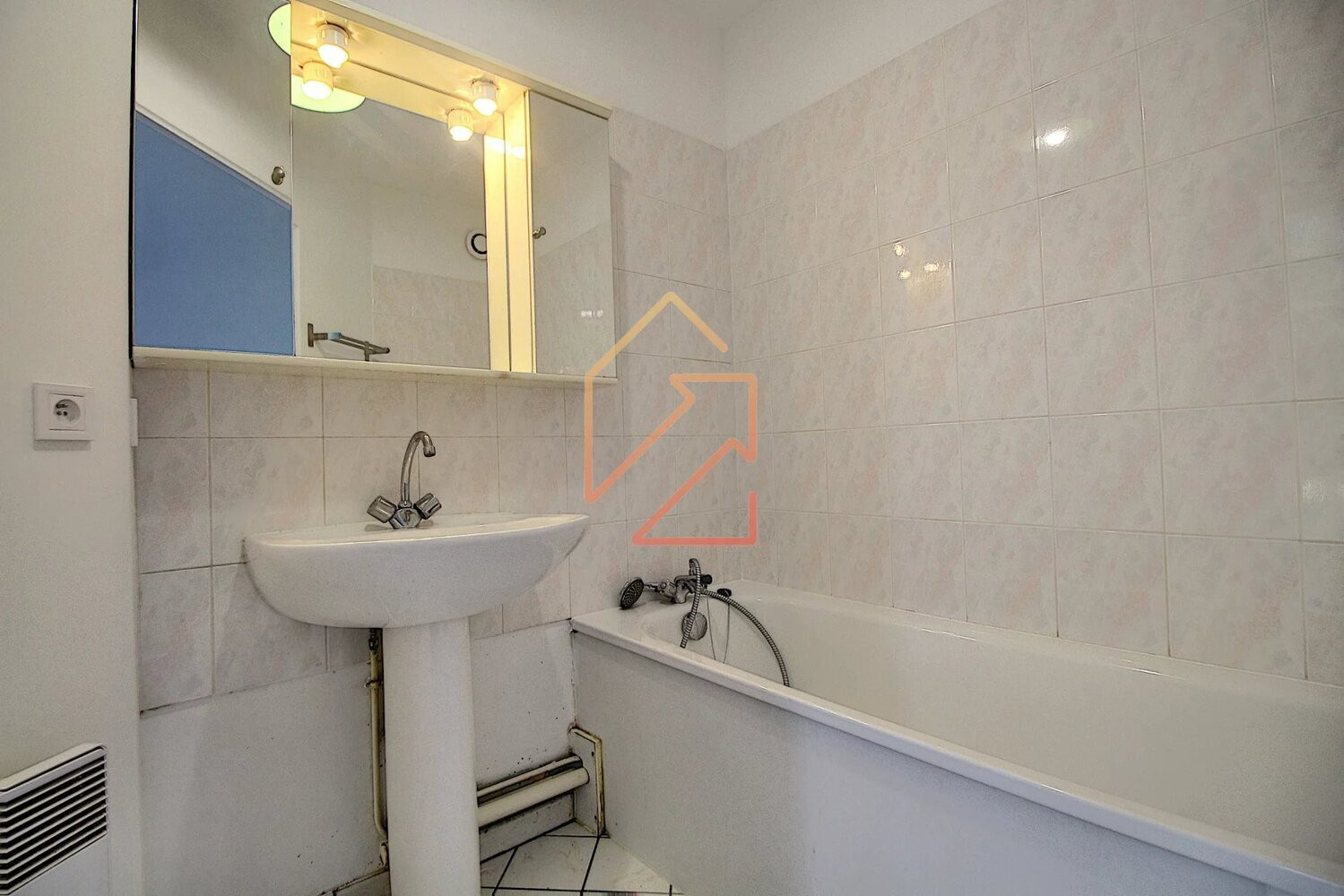 
                                                Location
                                                 Appartement deux pièces avec jardin + parking