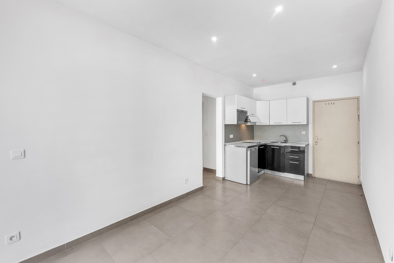 
                                                Vente
                                                 APPARTEMENT DEUX PIECES AVEC TERRASSE