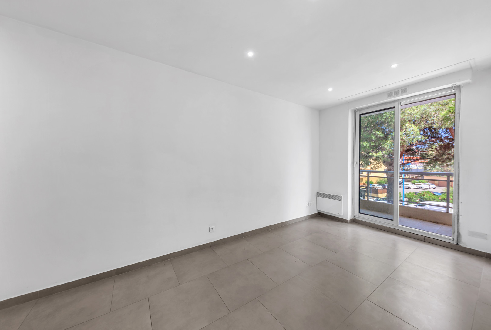 
                                                Vente
                                                 APPARTEMENT DEUX PIECES AVEC TERRASSE