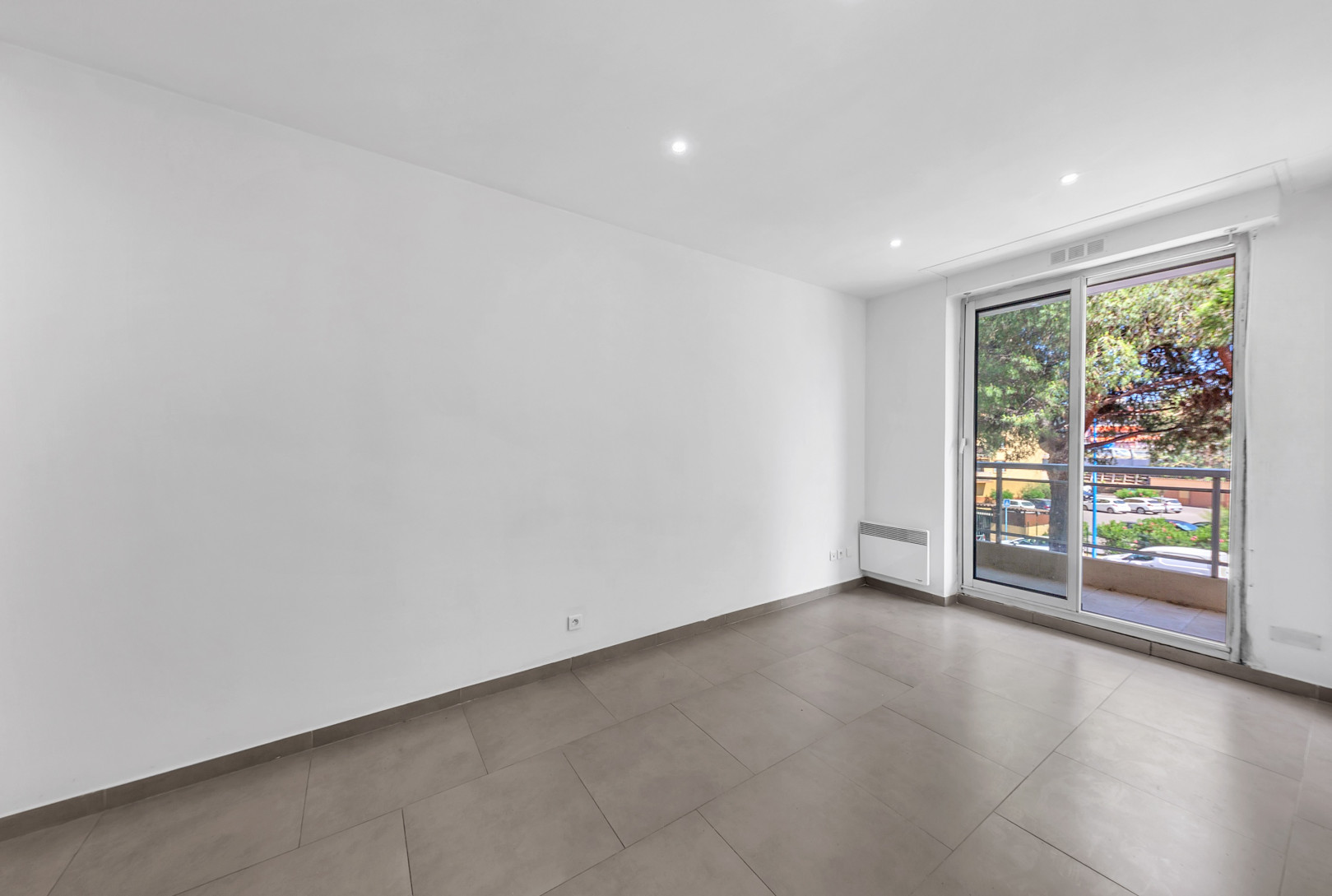 
                                                Vente
                                                 APPARTEMENT DEUX PIECES AVEC TERRASSE