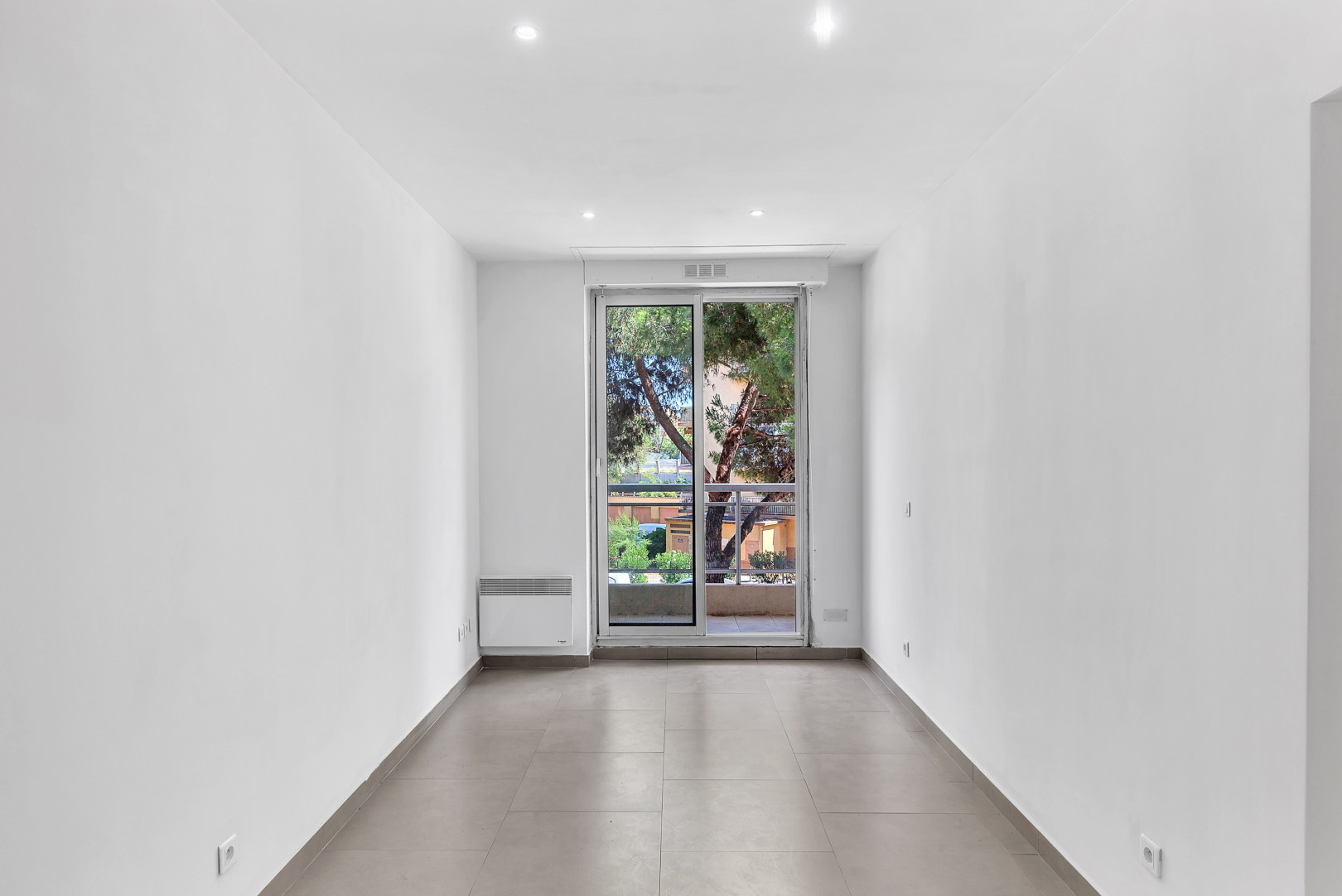 
                                                Vente
                                                 APPARTEMENT DEUX PIECES AVEC TERRASSE