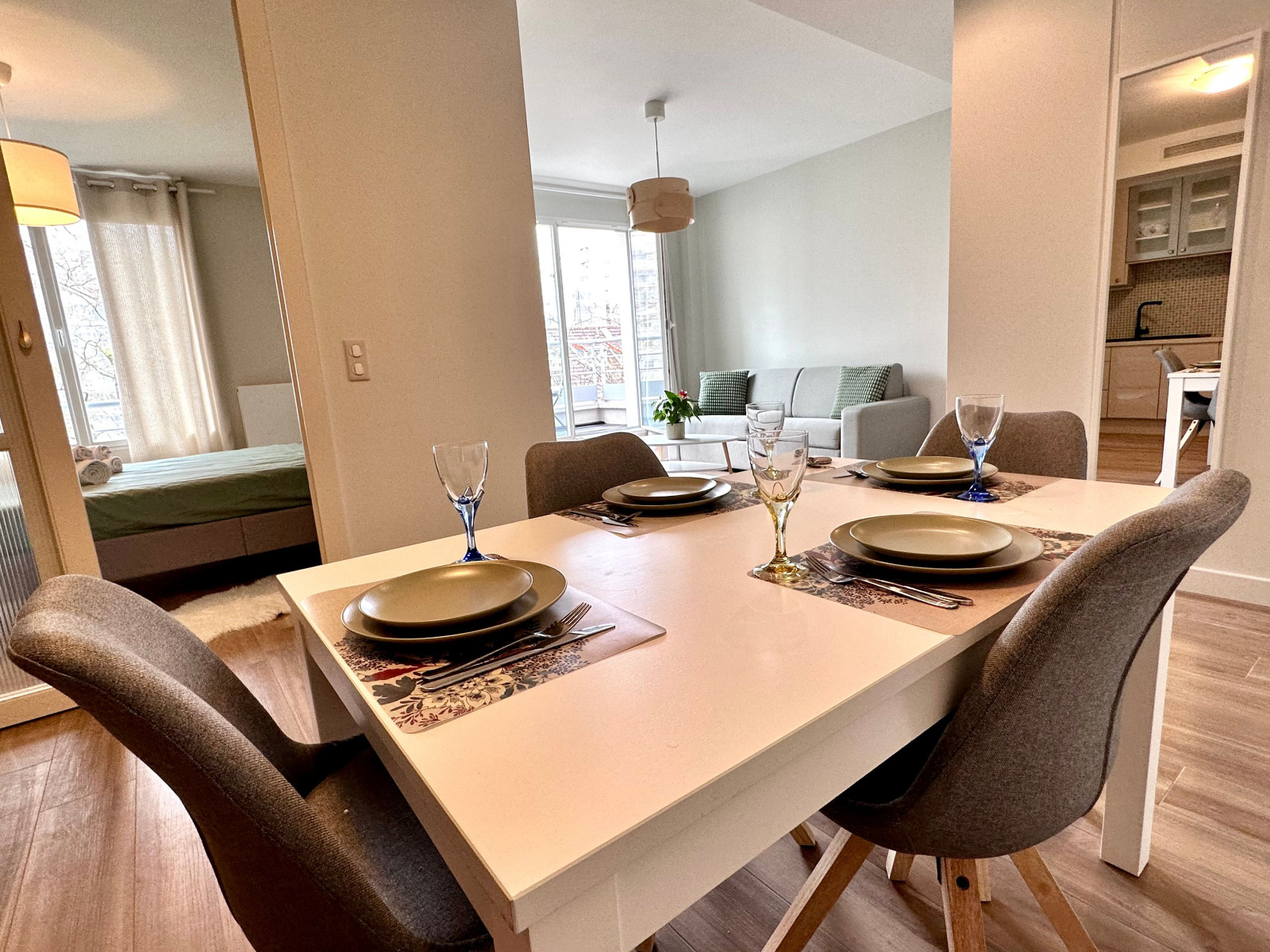 
                                                Location
                                                 Appartement deux pièces neuf et meublé avec soin avec imprenable sur tout Paris (loyer tout inclus)