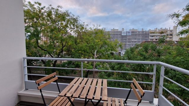 
                                                Location
                                                 Appartement deux pièces neuf et meublé avec soin avec imprenable sur tout Paris (loyer tout inclus)