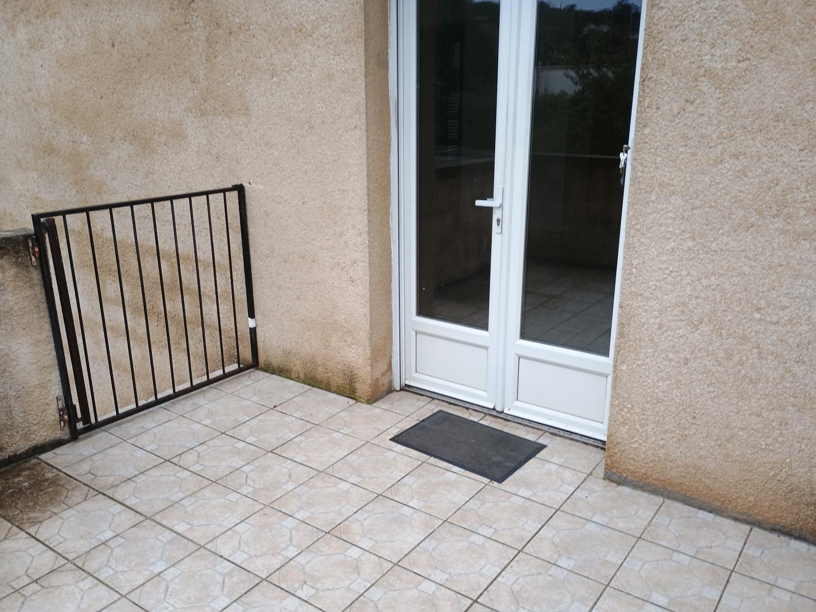 
                                                Location
                                                 Appartement disposant d un espace jardin