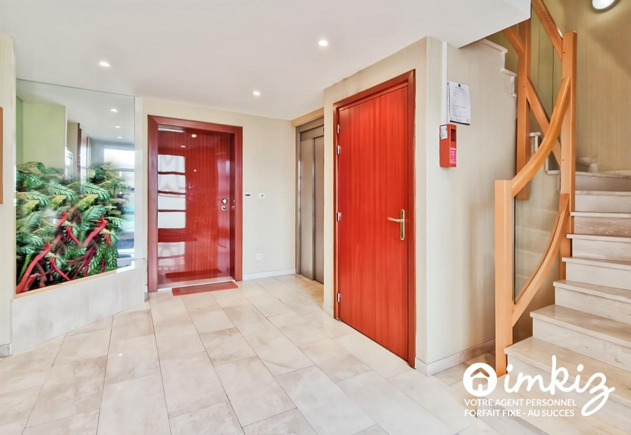 
                                                Vente
                                                 Appartement duplex attique 5P  terrasse 2 garages