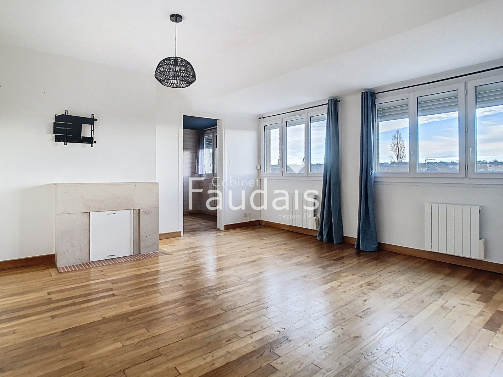 
                                                Vente
                                                 APPARTEMENT DUPLEX AU PIED DES COMMERCES