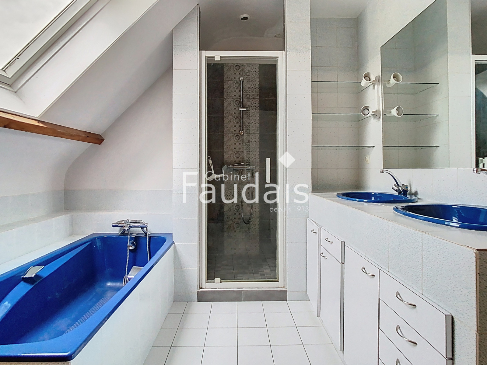 
                                                Vente
                                                 APPARTEMENT DUPLEX AU PIED DES COMMERCES