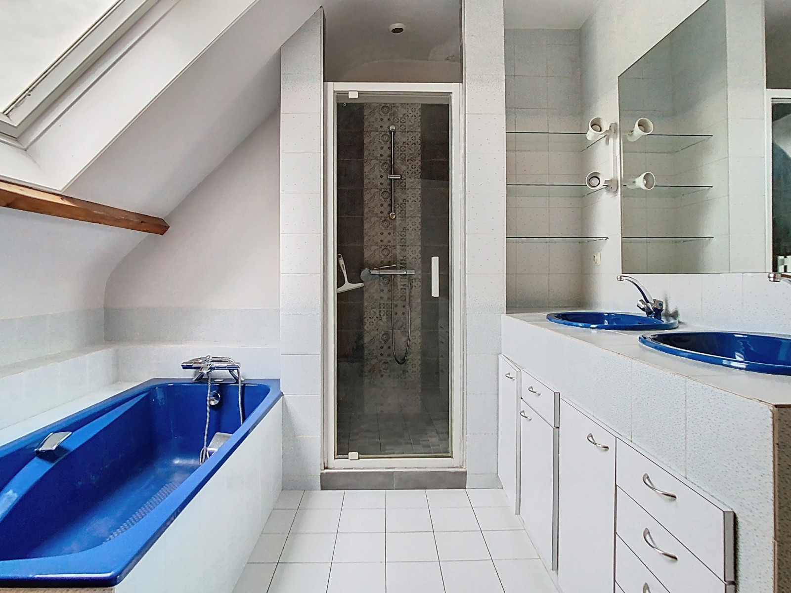 
                                                Vente
                                                 APPARTEMENT DUPLEX AU PIED DES COMMERCES