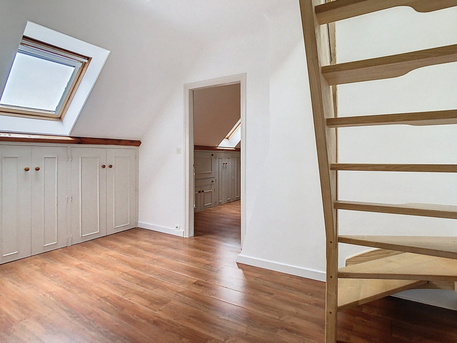 
                                                Vente
                                                 APPARTEMENT DUPLEX AU PIED DES COMMERCES