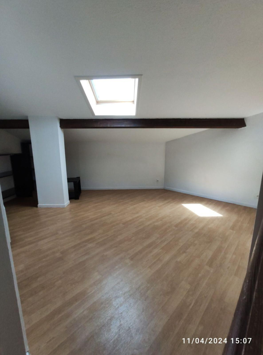 
                                                Location
                                                 Appartement duplex avec garage