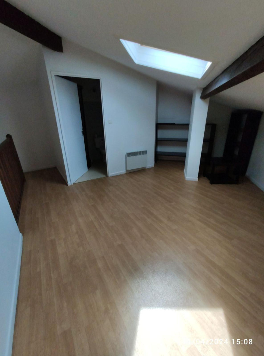
                                                Location
                                                 Appartement duplex avec garage