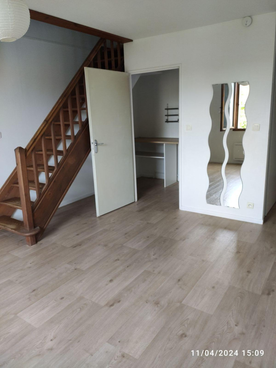 
                                                Location
                                                 Appartement duplex avec garage