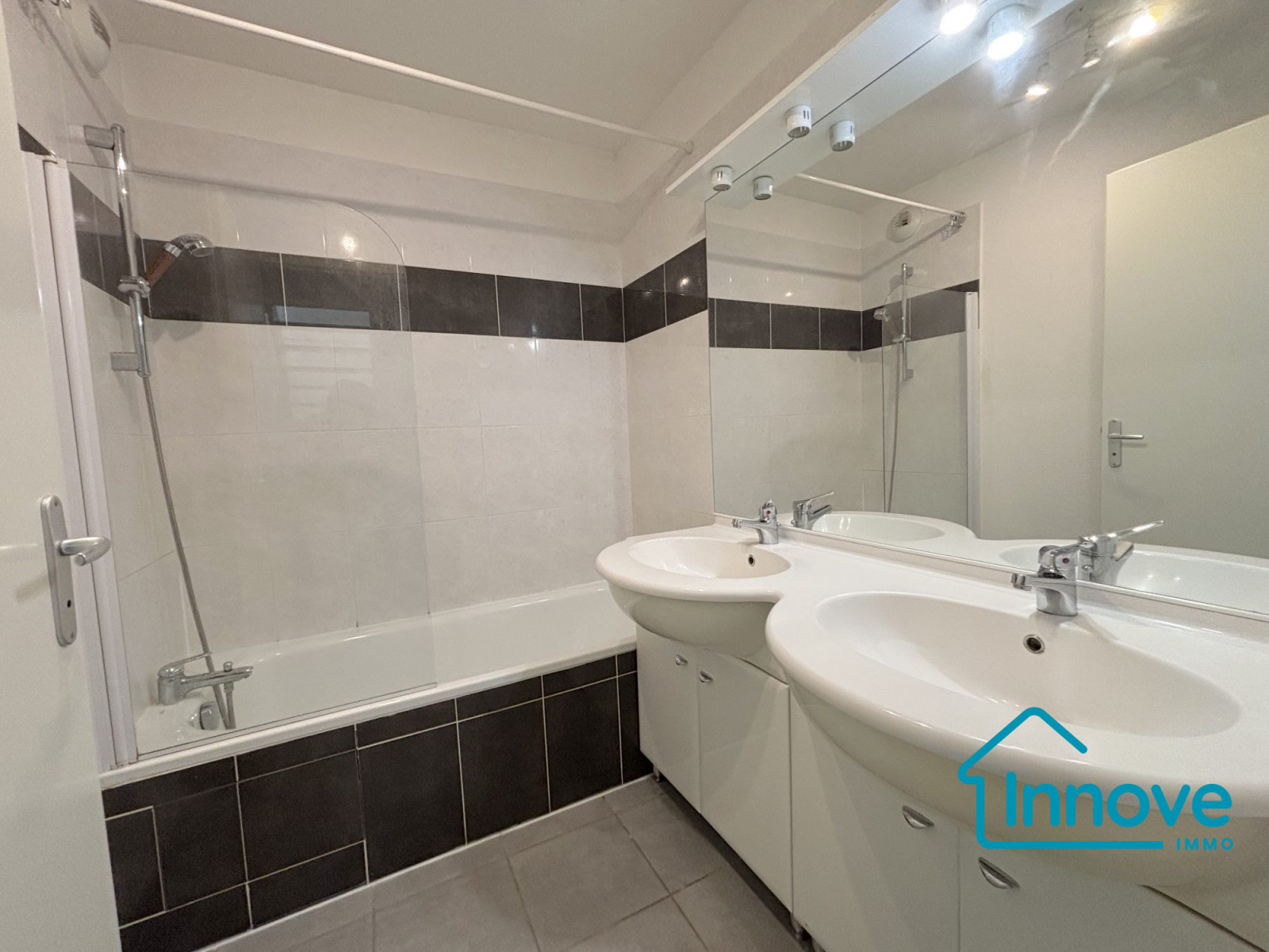 
                                                Vente
                                                 Appartement Duplex lumineux