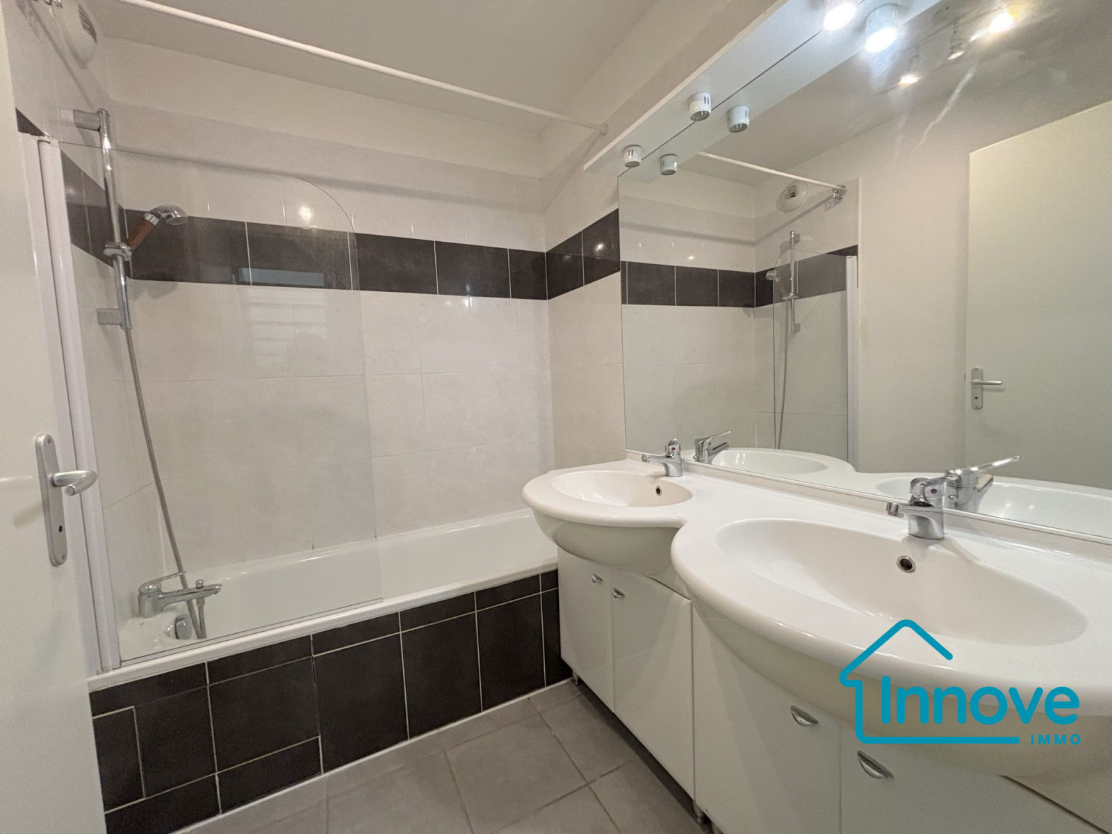 
                                                Vente
                                                 Appartement Duplex lumineux