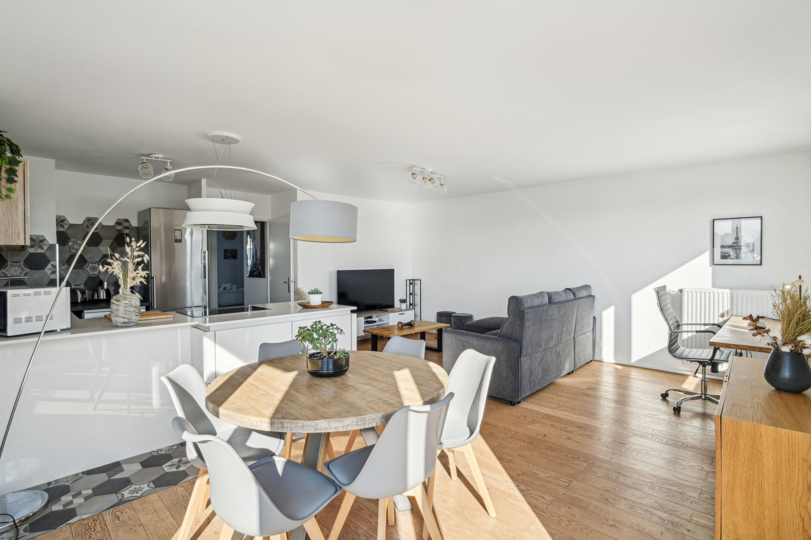 
                                                Location
                                                 Appartement élégant de 2 chambres avec balcon et terrasse - 7ème étage, Saint-Denis (loyer tout inclus)