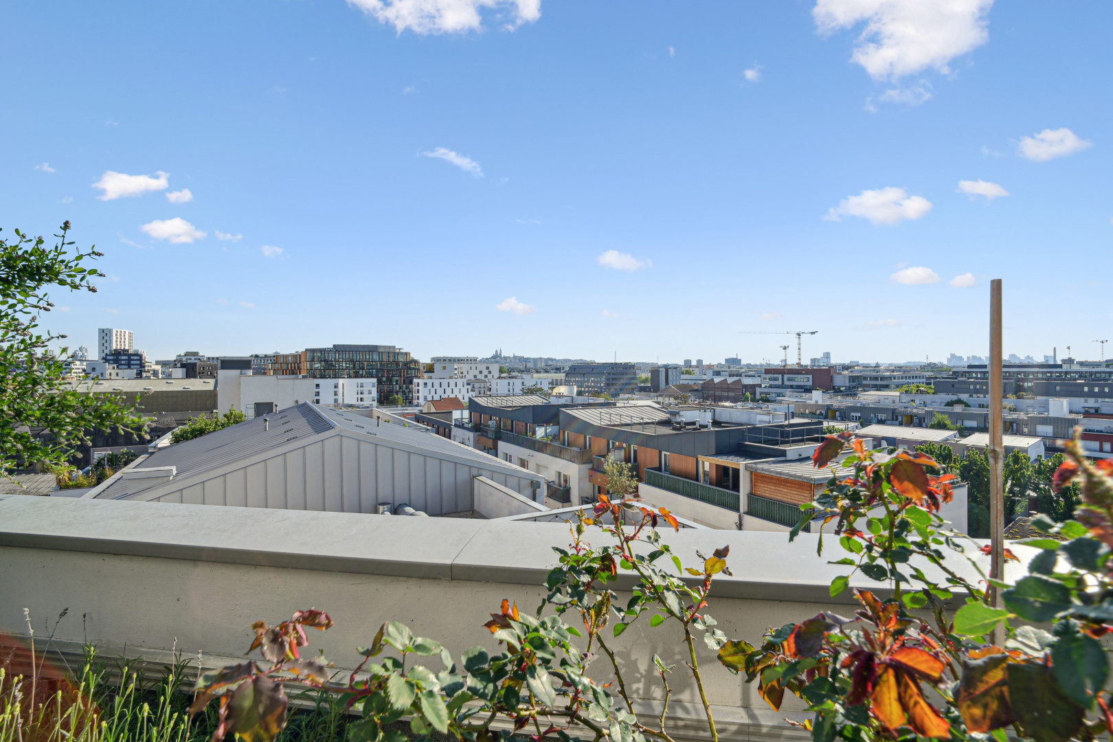 
                                                Location
                                                 Appartement élégant de 2 chambres avec balcon et terrasse - 7ème étage, Saint-Denis (loyer tout inclus)