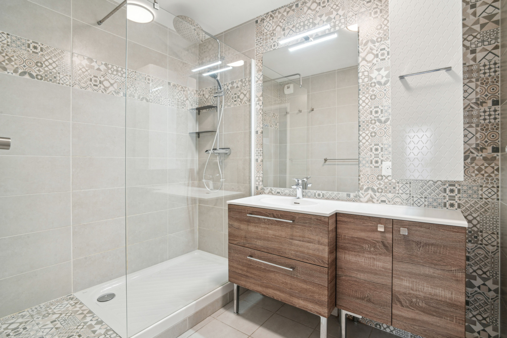 
                                                Location
                                                 Appartement élégant de 2 chambres avec balcon et terrasse - 7ème étage, Saint-Denis (loyer tout inclus)