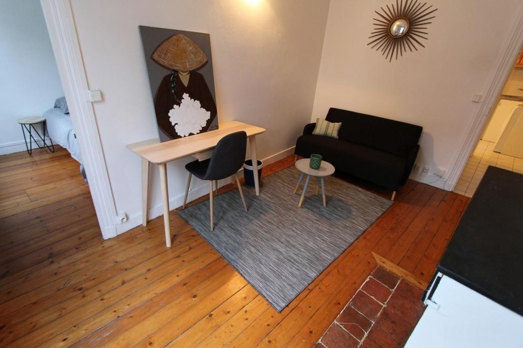 
                                                Location
                                                 Appartement en Bon état, parquet, murs blancs
