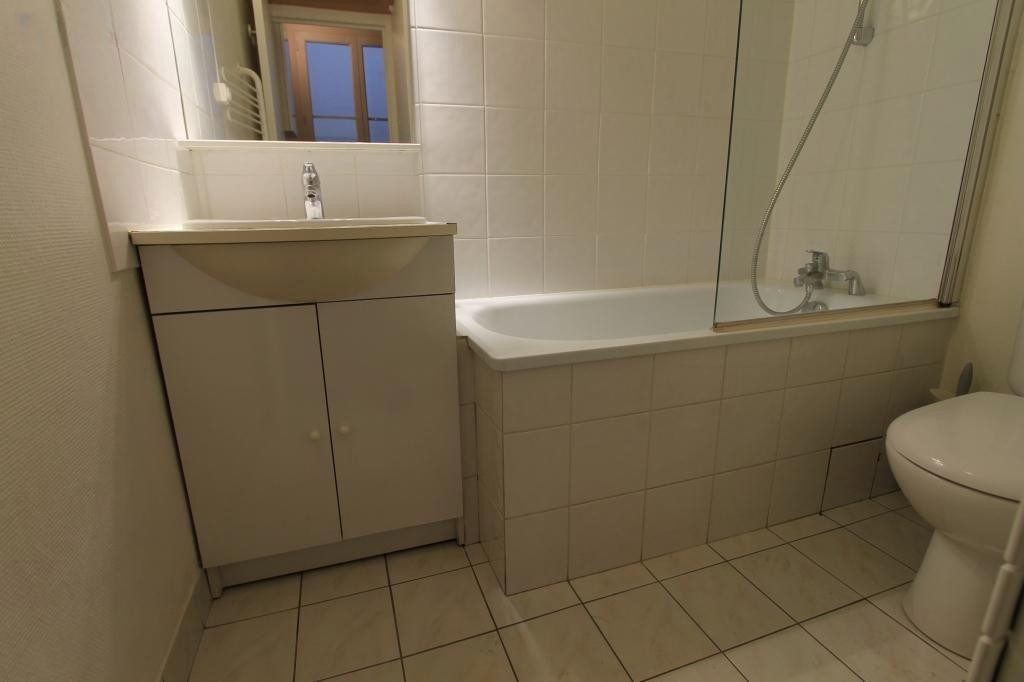 
                                                Location
                                                 Appartement en Bon état, parquet, murs blancs