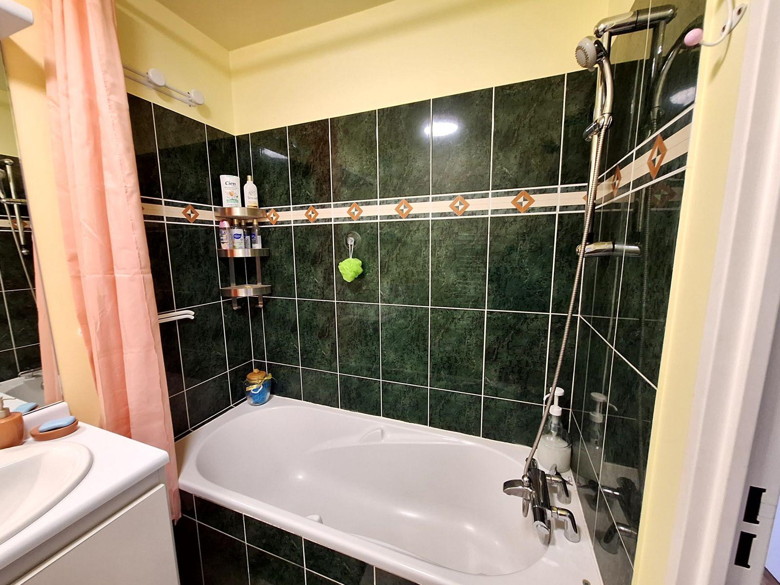 
                                                Colocation
                                                 Appartement en colocation de 4 pièces 77m2