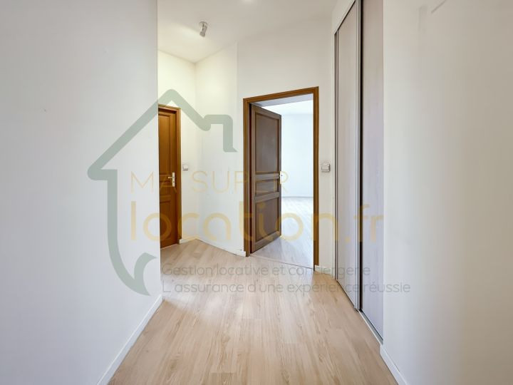 
                                                Location
                                                 Appartement en duplex dans résidence 130m2