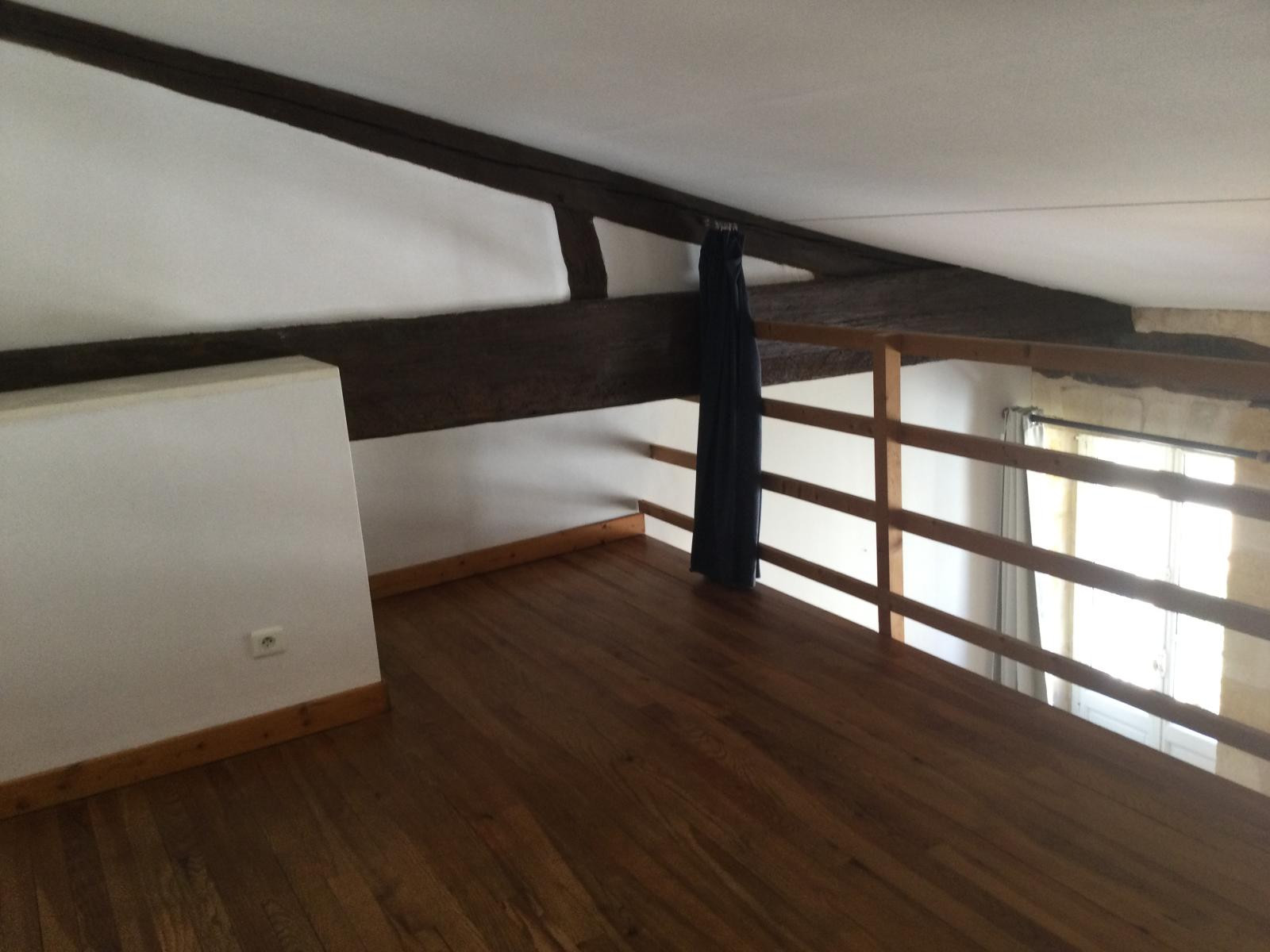 
                                                Location
                                                 Appartement en duplex, style T3, Vieux Bordeaux