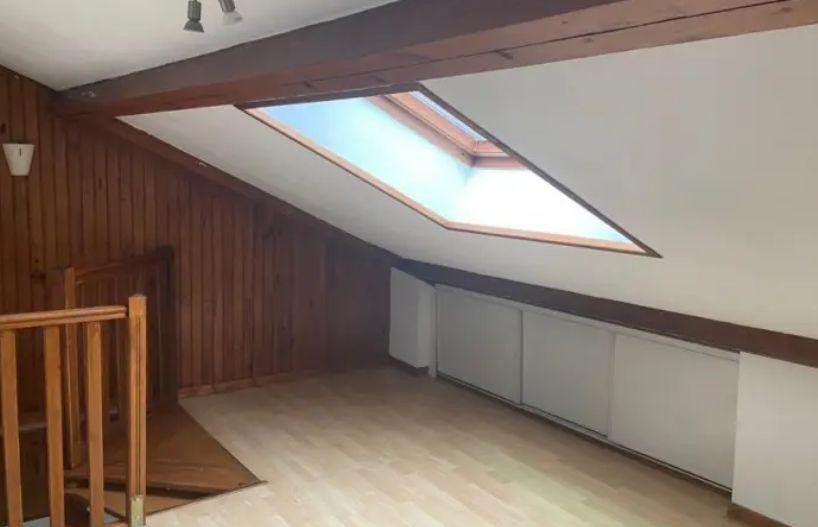 
                                                Location
                                                 Appartement en duplex très clair de 71 m²