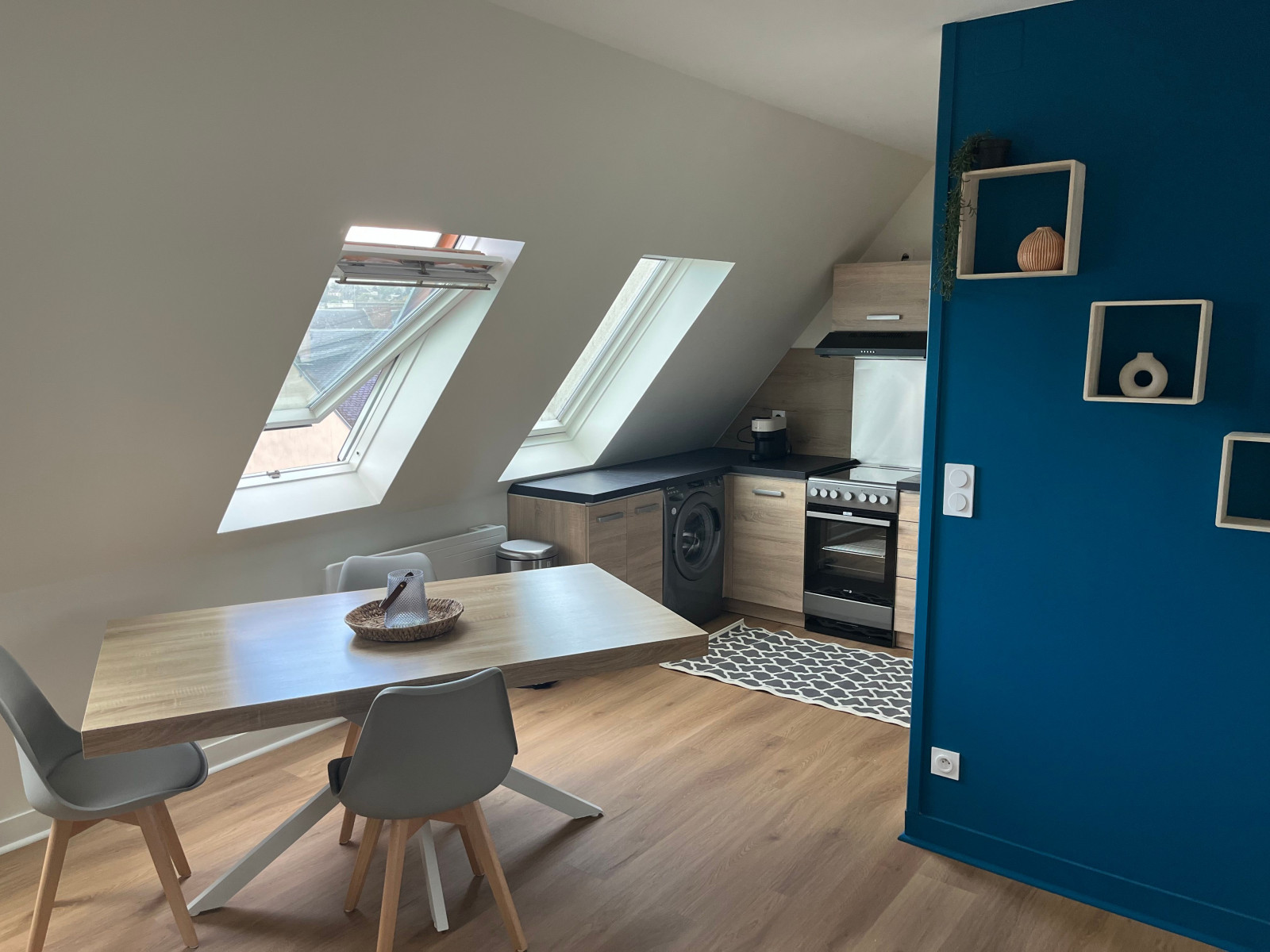 
                                                Location
                                                 Appartement entièrement refait à neuf (loyer tout inclus)