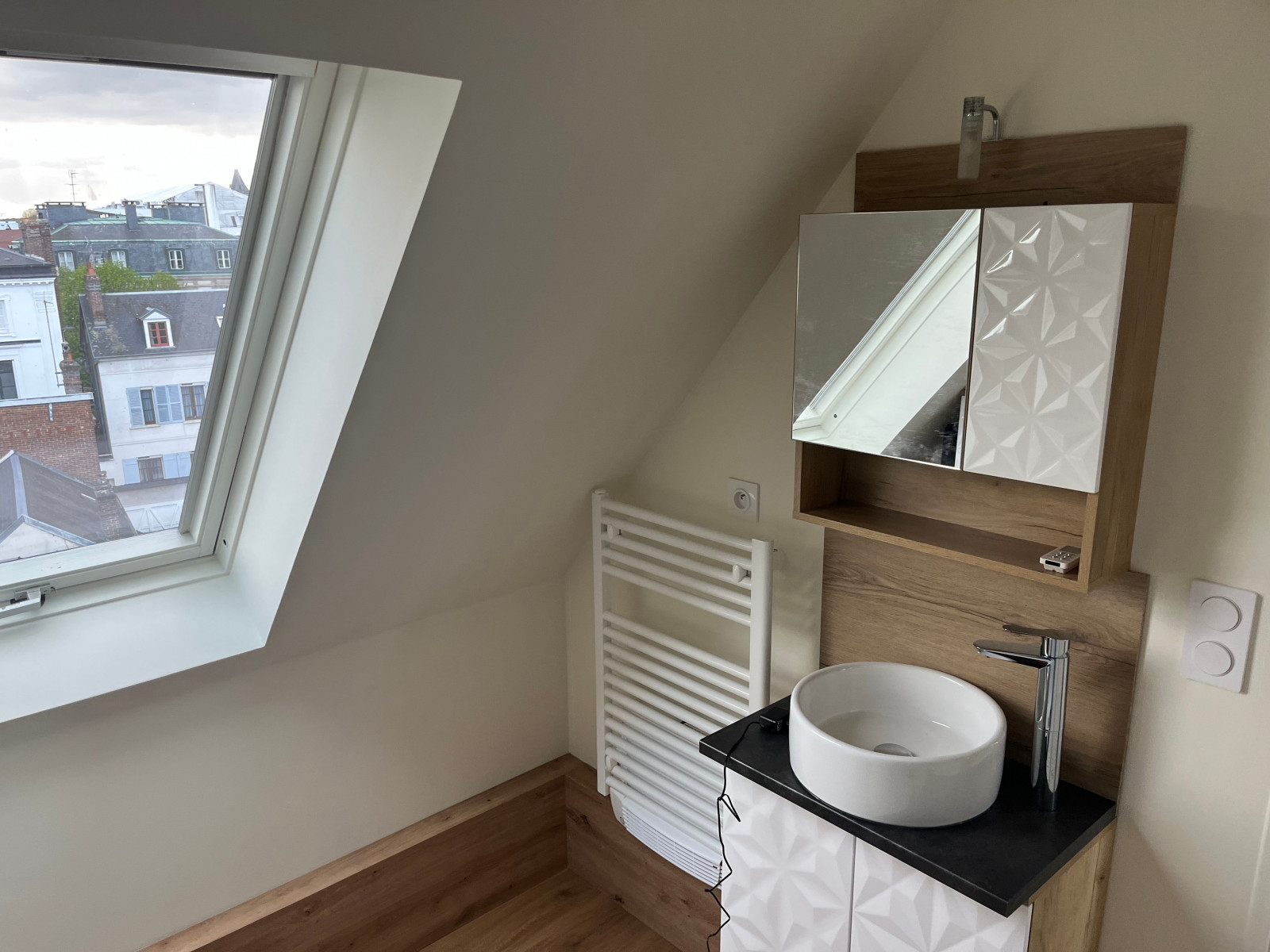 
                                                Location
                                                 Appartement entièrement refait à neuf (loyer tout inclus)
