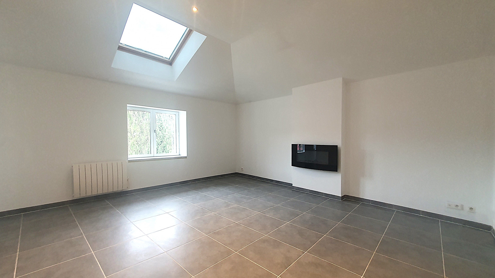 
                                                Vente
                                                 Appartement entièrement rénové de 87 m² + parking